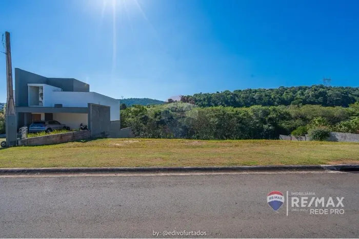 Terreno à venda em declive com vista para área verde Residencial Santa Isabel em Louveira