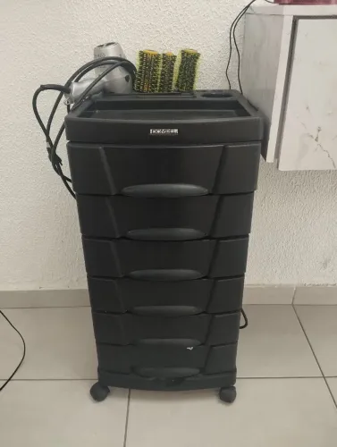 Carrinho auxiliar cabeleireiro, cor preta. Semi novo.