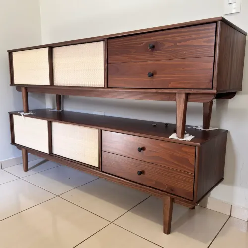 Rack Madeira Maciça Sala TV 75 Rattan 2 Portas de Correr Cor Imbuia Simona [NOVO]