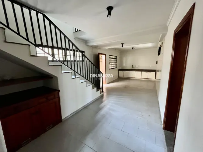Excelente sobrado para locação com 3 quartos, sendo 1 suíte, com 2 vagas, no Mercês próxim