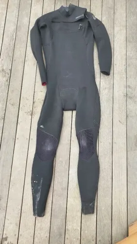 Rupa de borracha para praticar surf