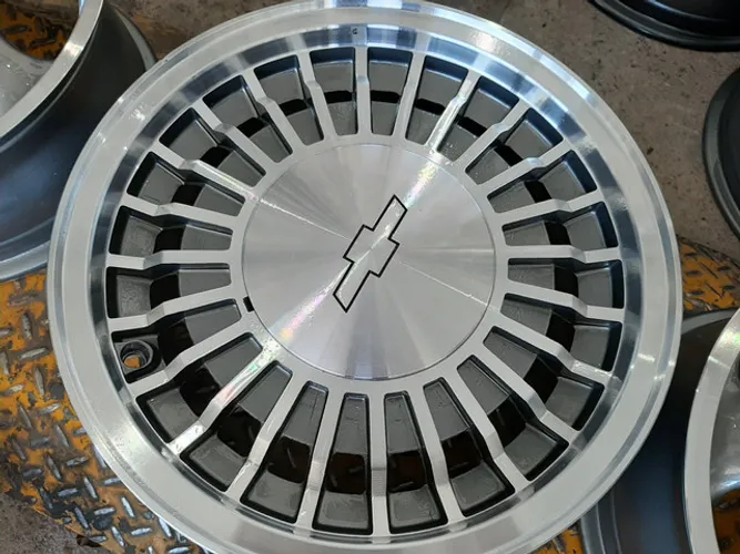 Roda aro 14 GM Opala Comodoro diamantada com grafite com calota jogo
