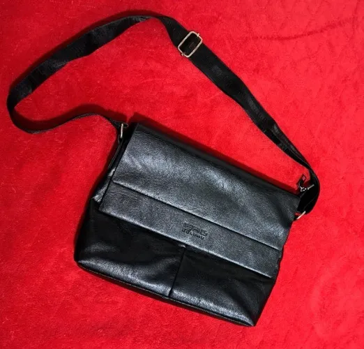 Bolsa Preta Couro Sintético Unisex
