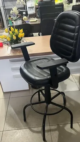 Cadeira caixa diretorzinho com braço digitador 