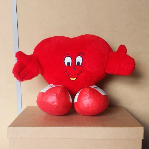 brinquedo - pelúcia coração vermelho (usado)