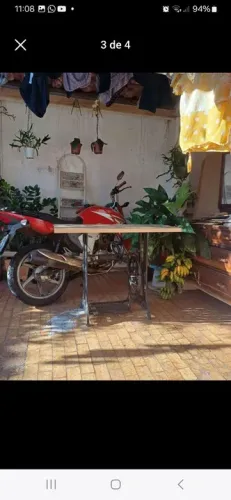 Pé de maquina ferro fundido c/ tampo madeira usada como aparador