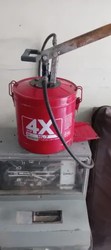 Graxeira semi nova + 2 baldes de graxa 20 kg