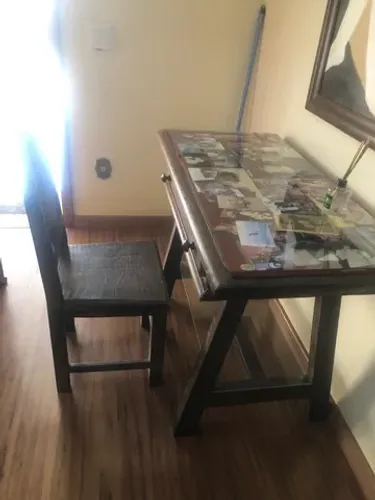 Escrivaninha em madeira de lei em conjunto com cadeira