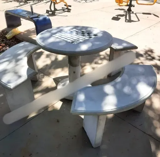 Mesa em concreto com tabuleiro para xadrez/damas e 03 bancos meia-lua