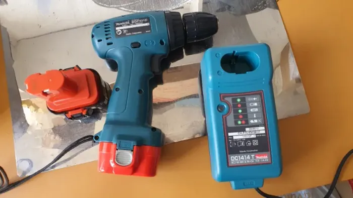 Makita MDF321D - Furadeira e Parafusadeira Portatil Sem Fio