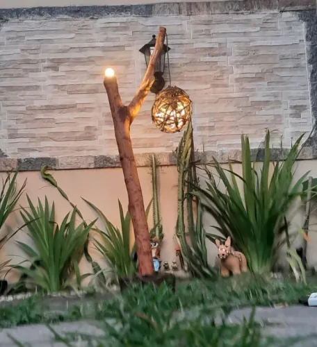 Luminárias estilo poste rústico, em madeira