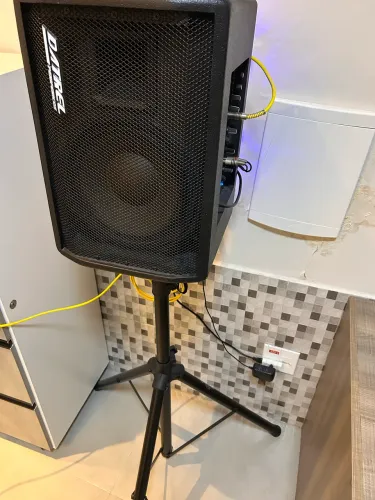 Caixas ativa e passiva seminovas Bluetooth, rádio e outros com pedestal 127/220v completa.