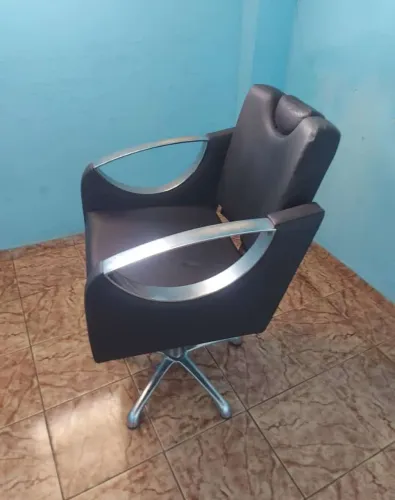 Cadeira de barbeiro Giratória reclinável marrom com  detalhes em Metal. 