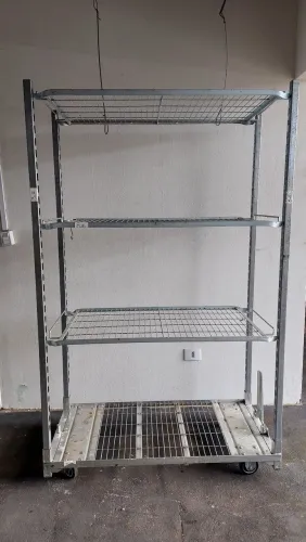 Carrinho de transporte com prateleiras