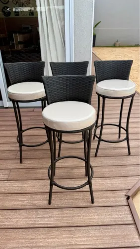Banquetas de cozinha ou balcão. 320 cada