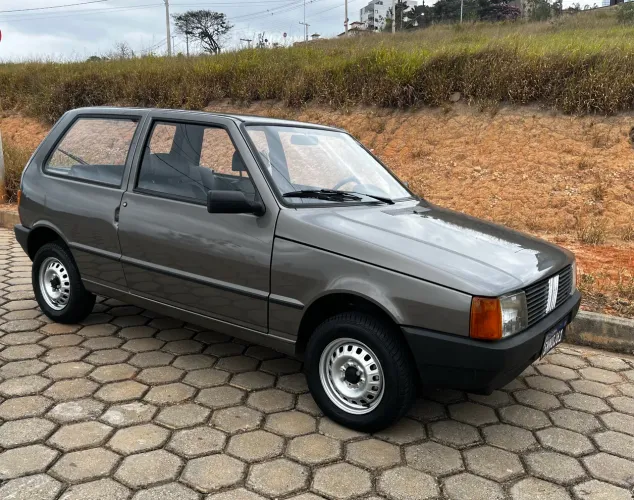 Uno Mille 1991 Placa preta sem detalhes 