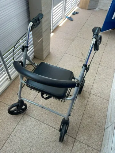 ANDADOR COM ACENTO E FREIO (SEM USO)