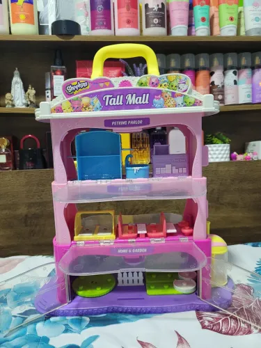 Shopping tall mall Shopkins