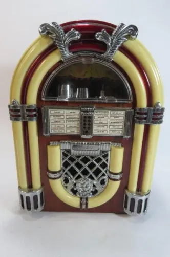 RÁDIO AM/FM formato de uma JUKEBOX dos anos 40, na caixa original e funcionando. Utiliza