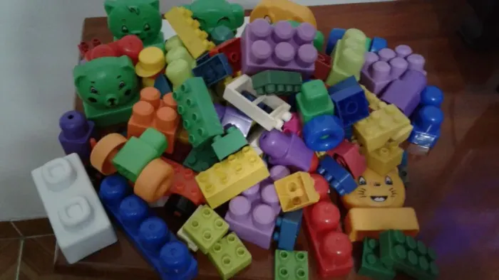 Lote com 127 peças de montar tipo lego usado