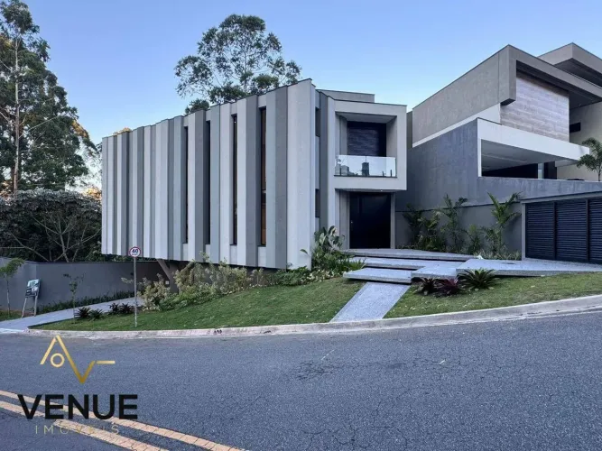 Casa com Piscina à Venda no Condomínio Real Park Arujá  Vista para Área de Preservação