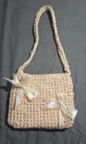 Bolsa de crochê em fita de cetim