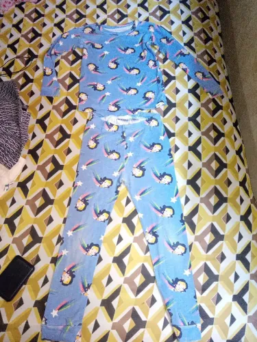 Pijamas de menina com estampa de estrelas