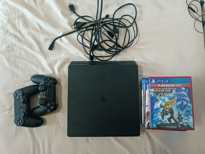 Vendo PlayStation 4. Muito novo, poucas vezes usado. Duas manetes e 7 jogos. R$ 1.600,00