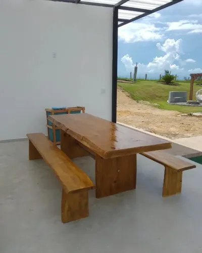Mesa de madeira rústica com bancos