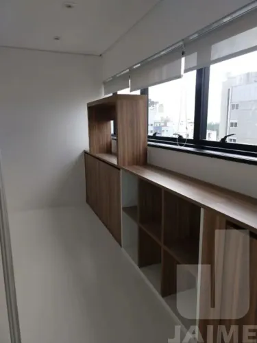 Edifíco moderno, com catraca eletrônica e deslocamento rápido para usuários!