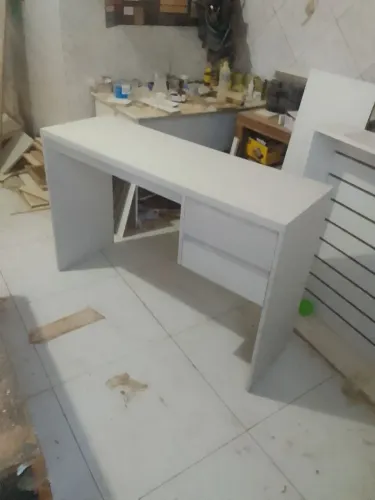 Escrivaninha branca com gavetas