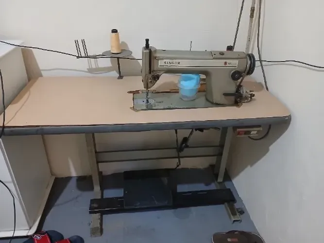 Vendo máquinas de costura uma reta e uma overlok