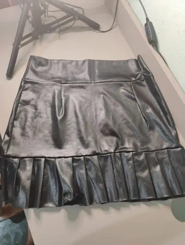Saia de couro preta com detalhe plissado