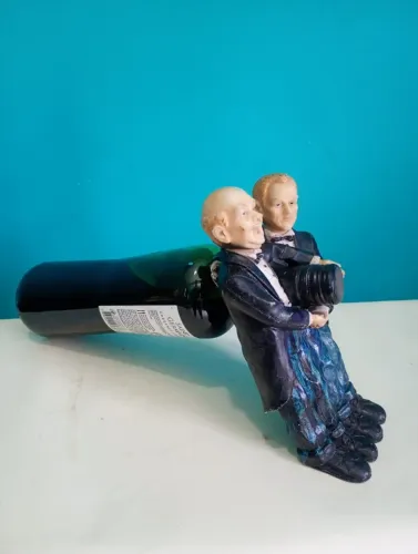 Divertido suporte para vinho / garrafa em resina - Dupla de garçons