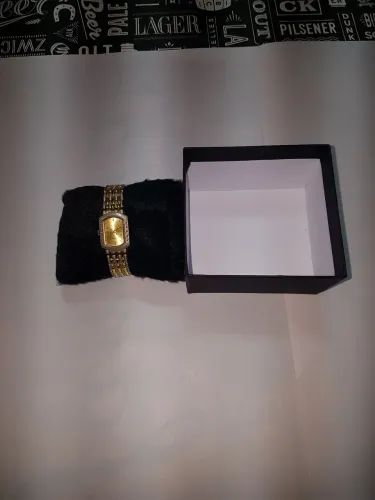 Relógio Dourado Feminino Elegante