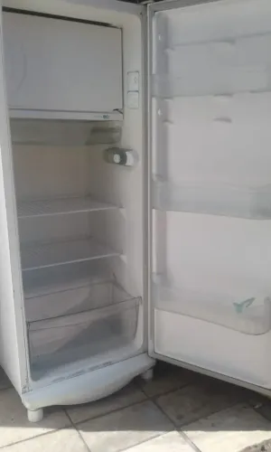 Geladeira Compacta - Ideal para espaços menores!