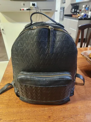 Mochila schutz preta em couro.