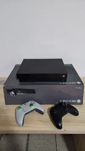Xbox One X 1TB + 2 controles
