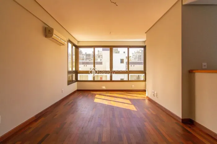 Apartamento em andar alto, sol da manhã, vista e privacidade. Piso revitalizado, pintura n