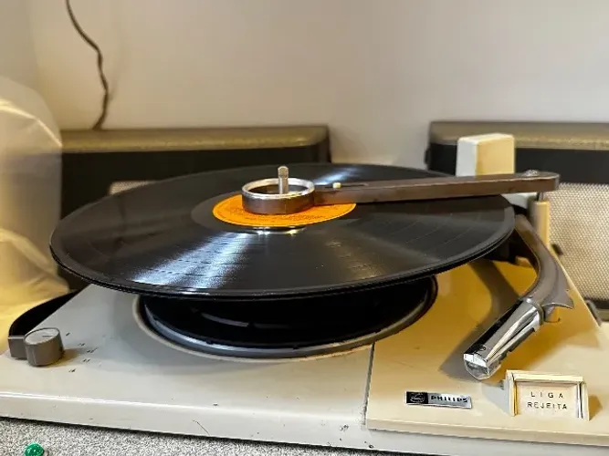 Toca-discos VALVULADO de 1967.