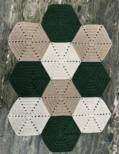 Tapete hexagonal em crochê