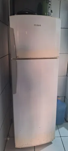 Geladeira 200 ler descrição!