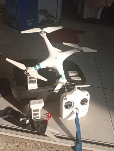 Drone phantom, tem que arrumar para uso , parou de funcionar acho pode ser bateria . 