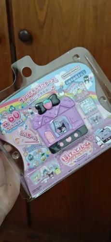Tamagotchi Sanrio Kuromi (Pocket Room) - com Hello Kitty