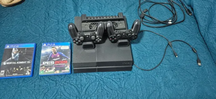 VENDO PS4 + KIT COMPLETO C/ 2 JOGOS.
