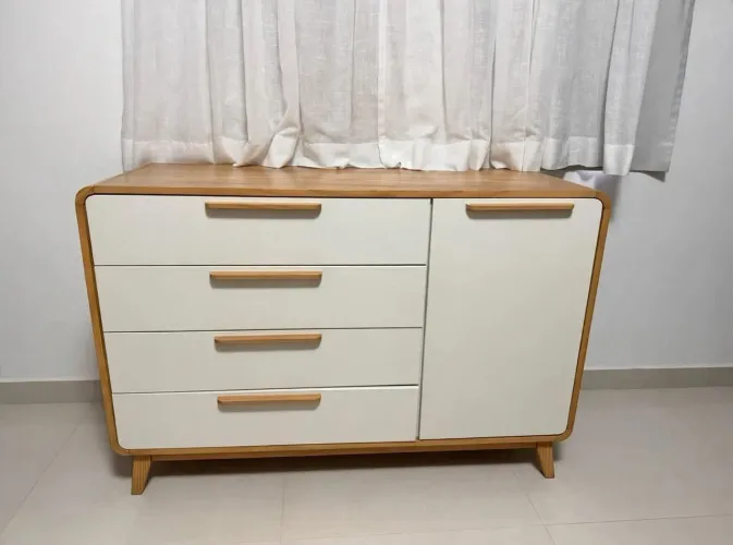 Cômoda infantil 4 gavetas e 1 porta branco com madeira maciça quater