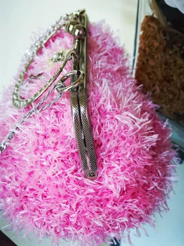 Bolsa de crochê com alça de metal e fecho da vovó, medindo 20 cm x 17 cm. Produto NOVO.