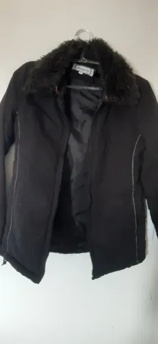 Casaco para frio com detalhe na gola de pelúcia