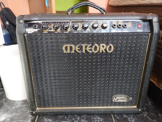 Amplificador de Guitarra Meteoro