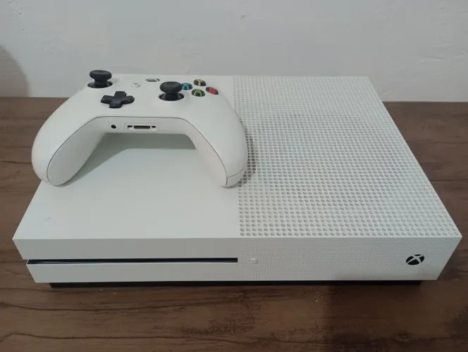 Xbox one s 1tb + 1 manete